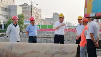 泰兴市市长刘志明和市住建局王东领导一行视察我公司承建的大庆路二标段兴隆桥拆除现场