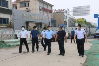 泰兴市各级领导视察公园桥改造工程