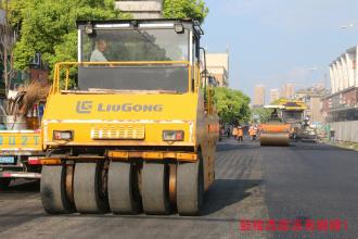 鼓楼西路改造工程沥青下面层施工简报