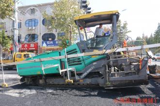 兴燕路道路改造工程沥青铺设简报